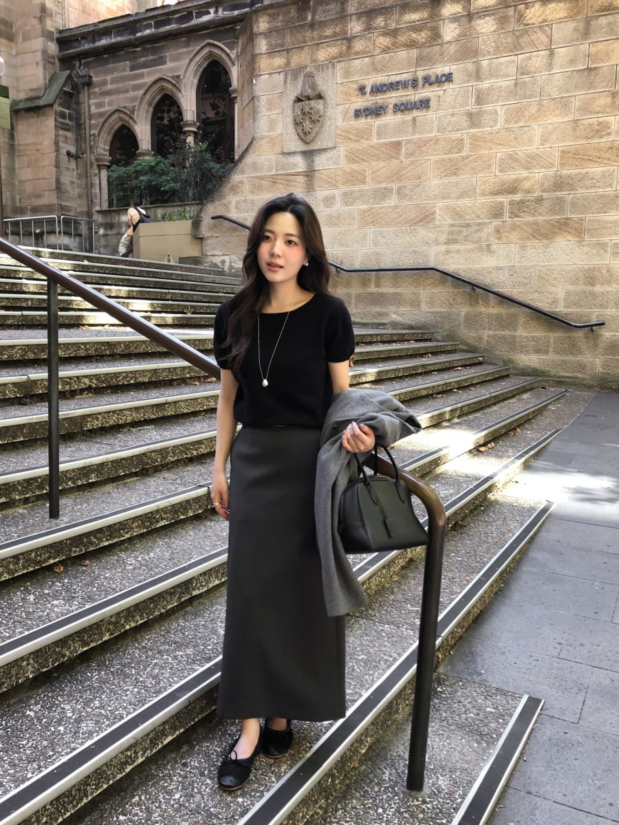 Các tông màu trung tính như be, xám nhạt, nâu sữa hay xanh navy mang lại cảm giác nhã nhặn, dễ phối và ít lỗi mốt. 