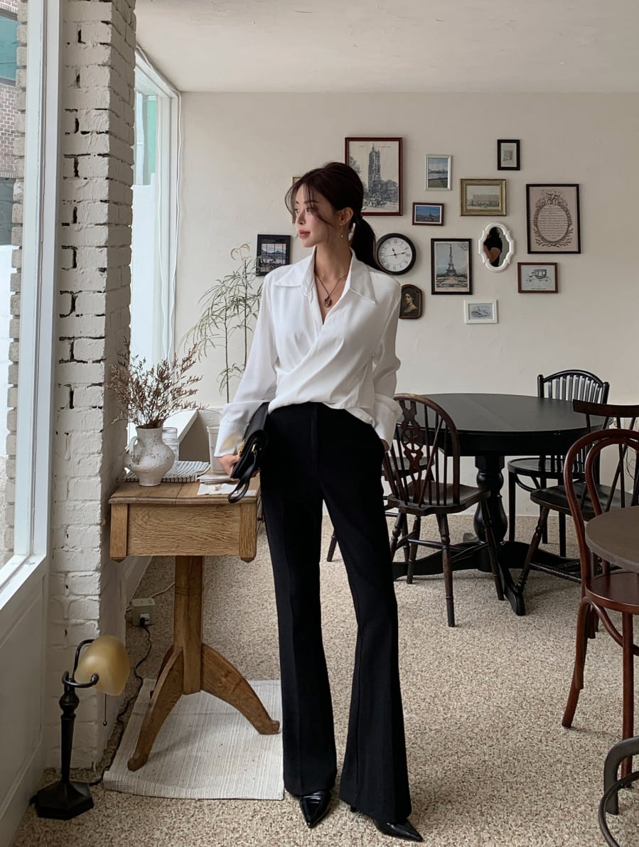 Áo trắng là biểu tượng kinh điển của phong cách tối giản và khi kết hợp cùng quần ống vẩy, tổng thể trang phục trở nên hiện đại và phóng khoáng hơn. 