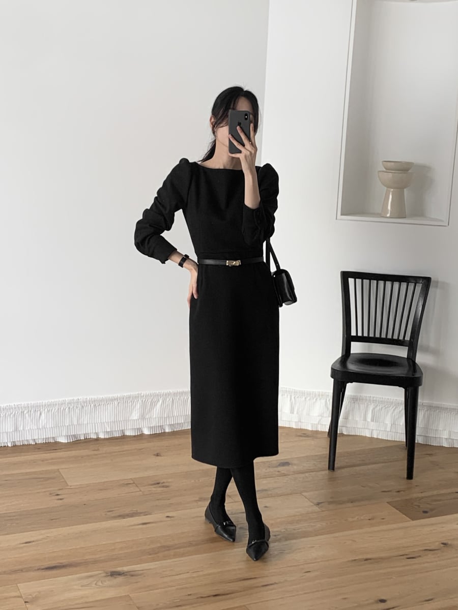 Một chiếc váy dáng suông, chiết eo vừa phải giúp định hình cơ thể mà không cần nhiều chi tiết phức tạp. 