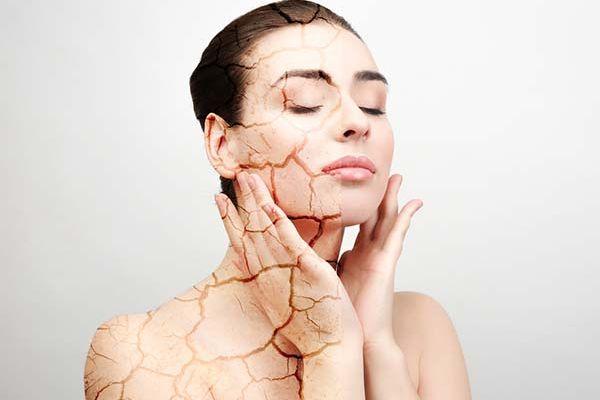 Việc bổ sung kem dưỡng ẩm, đặc biệt là các sản phẩm chứa acid hyaluronic, có thể hỗ trợ làm mờ và làm chậm sự phát triển của các đường nhăn nhỏ này.