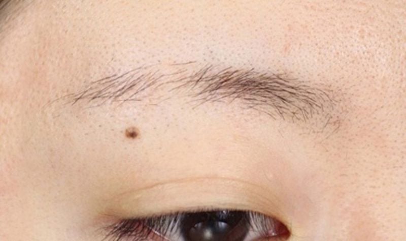 Lông mày lộn xộn. (Ảnh minh họa)