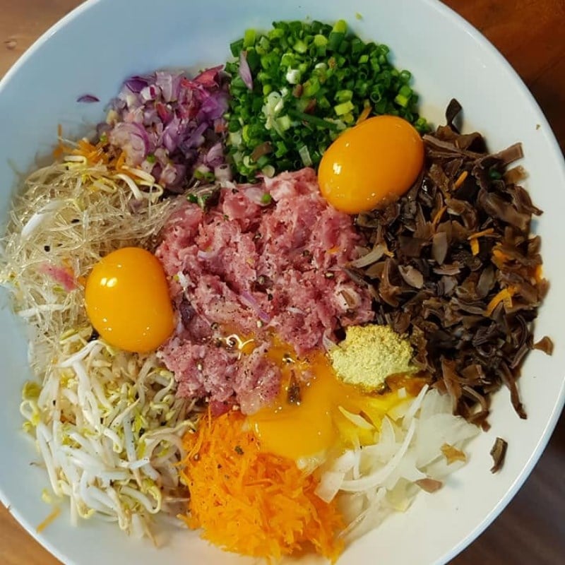 Trộn nhân nem là khâu quan trọng đầu tiên