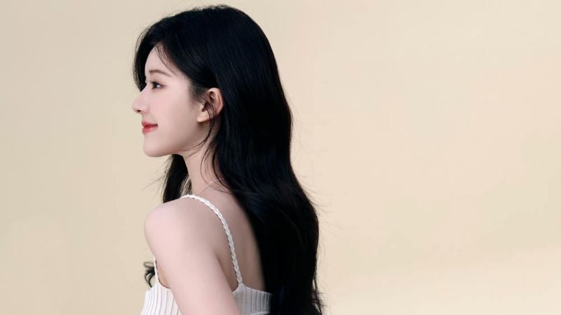 Triệu Lộ Tư từng cho biết tóc cô thuộc nhóm thiên khô, da đầu không dễ tiết dầu nên việc gội đầu mỗi ngày là điều không cần thiết. 