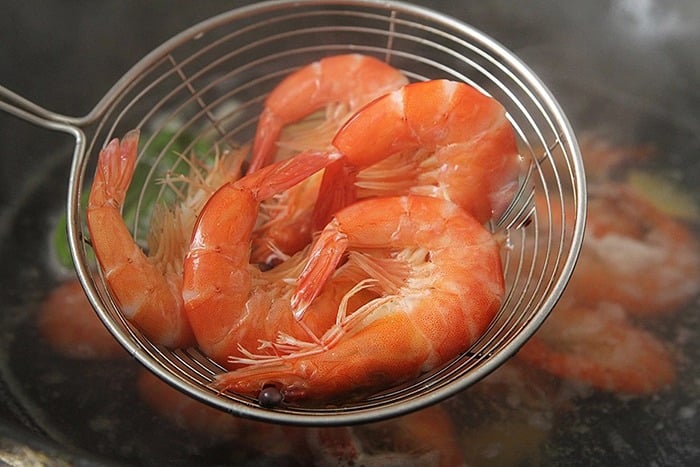 Để luộc tôm không tanh, và rắn chắc bạn tuyệt đối không dùng nước lã để luộc