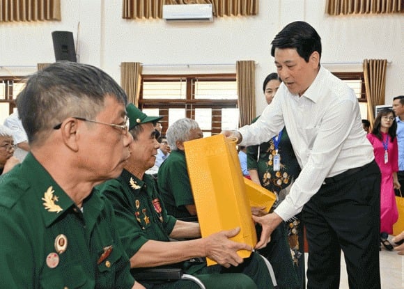 Mức quà 300.000 đồng/người được áp dụng đối với các nhóm người có công với cách mạng còn lại theo quy định.