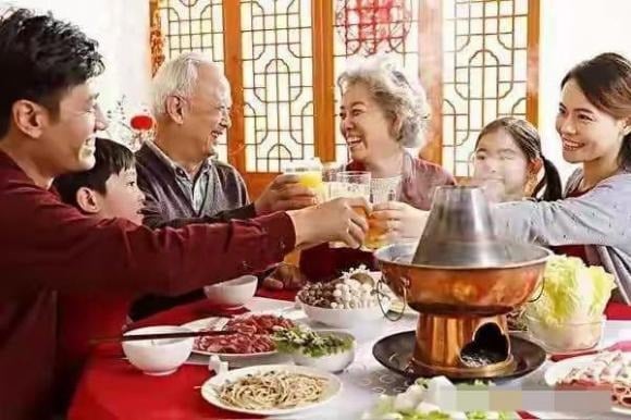 Mỗi dịp về quê đón Tết Nguyên đán, người trẻ gần như không thể tránh khỏi việc đến thăm họ hàng và người lớn tuổi.