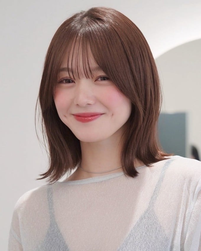 Tóc bob uốn vểnh là sự kết hợp giữa dáng tóc ngắn hiện đại và kỹ thuật tỉa layer tinh tế, tạo độ phồng tự nhiên cho mái tóc. 