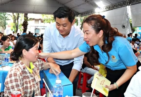 Đối với lao động là người nước ngoài làm việc tại Việt Nam, ngoài các ngày nghỉ nêu trên còn được nghỉ thêm 1 ngày Tết cổ truyền và 1 ngày Quốc khánh của quốc gia mình.    