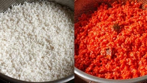 Trộn ruột gấc với một ít dầu ăn và vài thìa rượu trắng rồi dằm nhuyễn. 