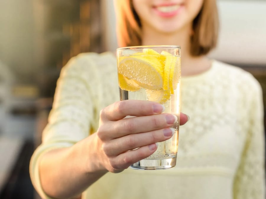 Trước hết, nước chanh giúp bổ sung vitamin C đều đặn. Đây là dưỡng chất quan trọng giúp tăng sức đề kháng, hỗ trợ cơ thể chống lại cảm cúm và giảm cảm giác mệt mỏi, uể oải, đặc biệt ở những người hay căng thẳng hoặc thức khuya.