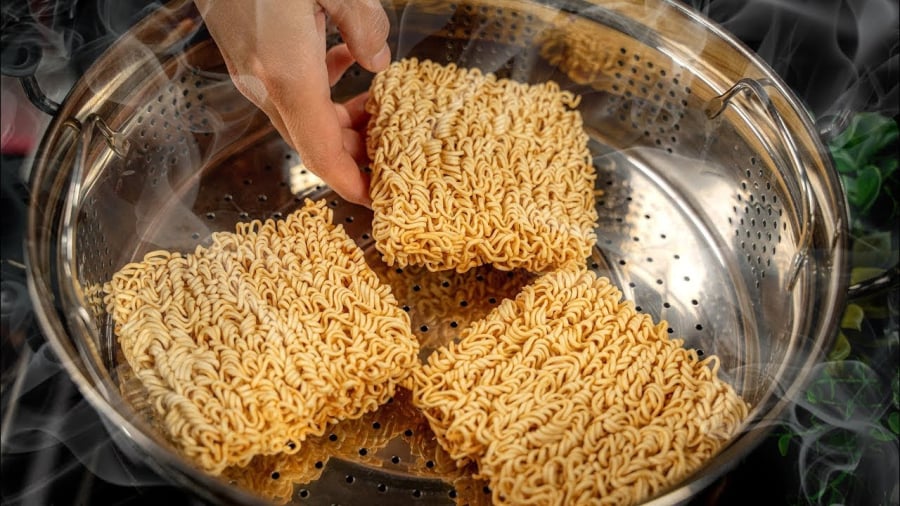 Việc thường xuyên ăn mì tôm vào bữa sáng là lựa chọn của nhiều người