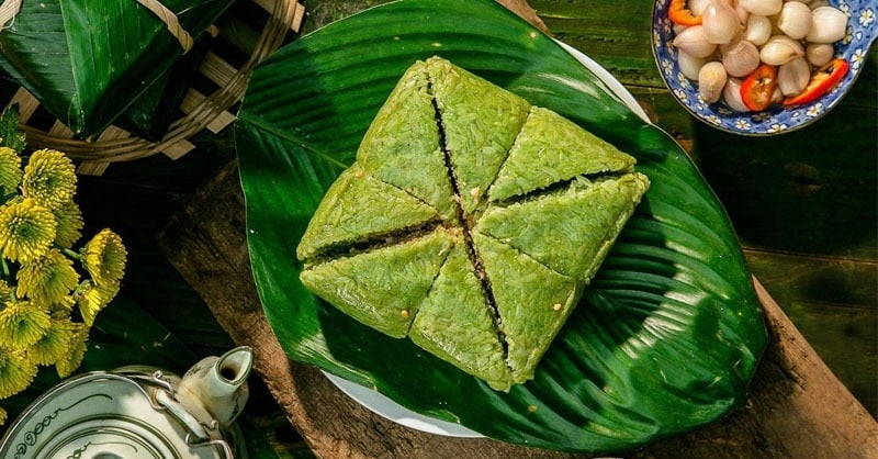 Nếu không tiện treo, bạn có thể dùng lá chuối khô hoặc giấy báo sạch bọc kín bánh, sau đó đặt ở nơi thoáng mát. Những vật liệu này có tác dụng hút ẩm, giúp bánh hạn chế tình trạng ướt vỏ và kéo dài thời gian sử dụng.