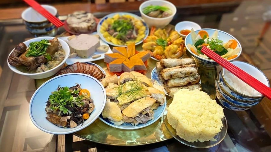 Để kiểm soát cân nặng, hạn chế tăng cân, bạn nên duy trì những thói quen như uống đủ nước, ăn nhiều rau xanh, trái cây trong ngày Tết.