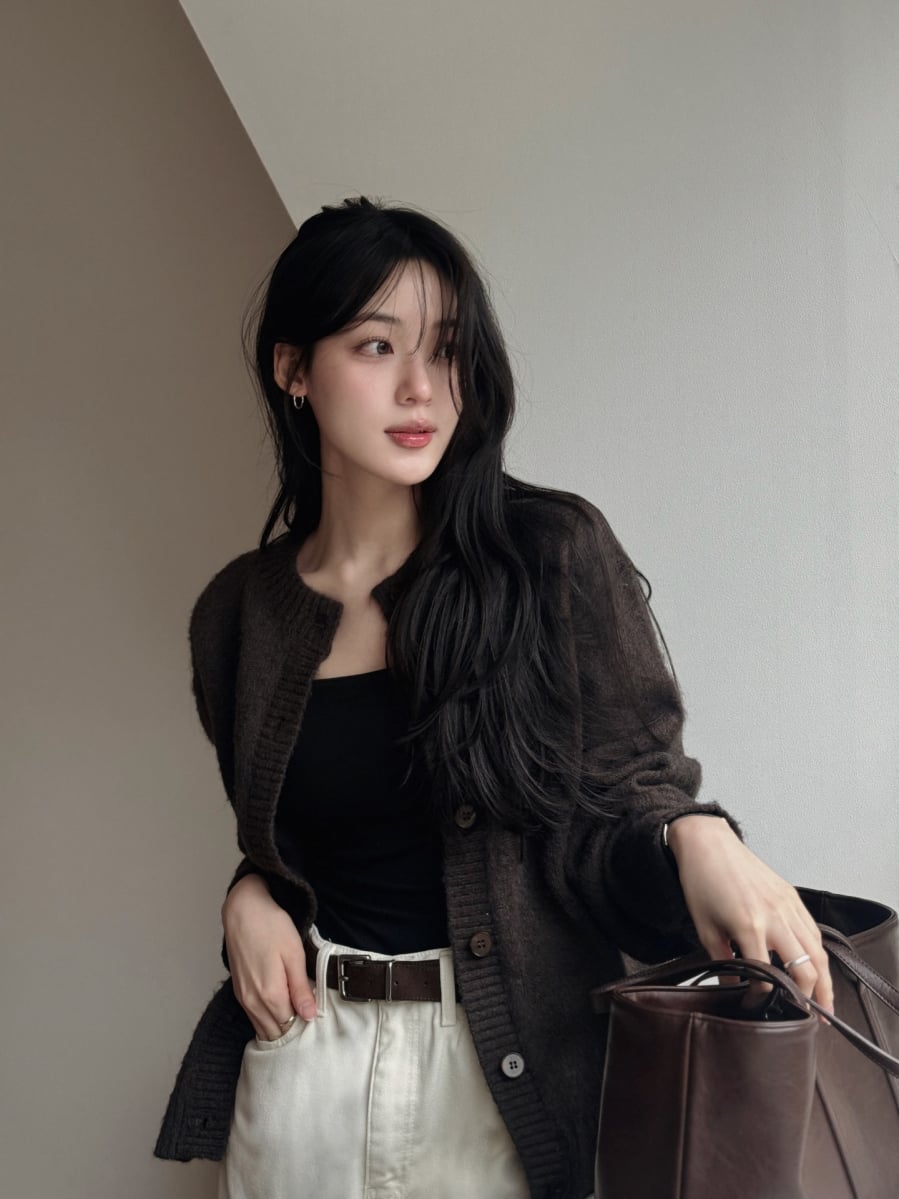 Đôi khi, chỉ cần thay đổi ngôi tóc hoặc tạo độ bóng nhẹ cũng đủ khiến phong cách trông mới mẻ và chỉn chu hơn.