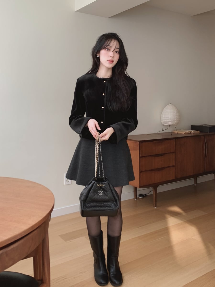 Cách mix này vừa mang nét cá tính, hiện đại, vừa giữ được sự thanh lịch cần thiết. 