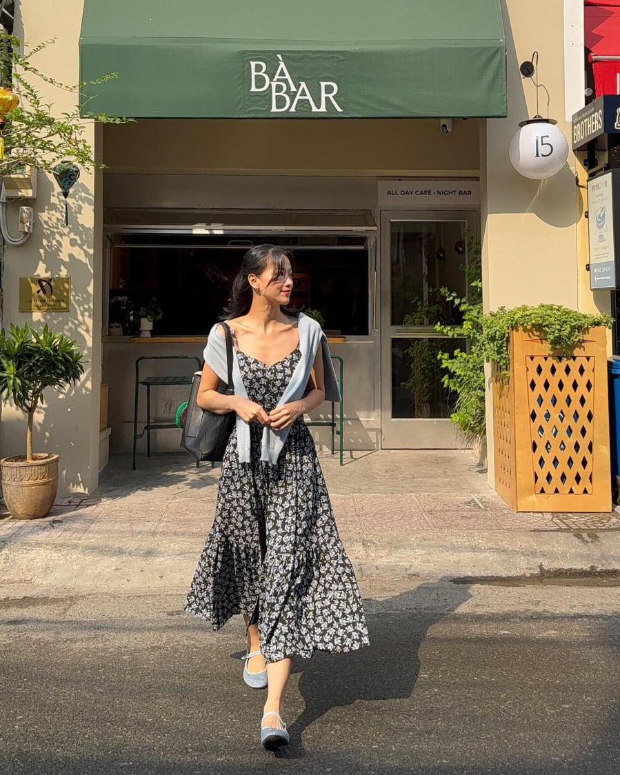 Cô biến hóa đa dạng về màu sắc và cách phối, tạo nên hình ảnh cuốn hút và mới mẻ.