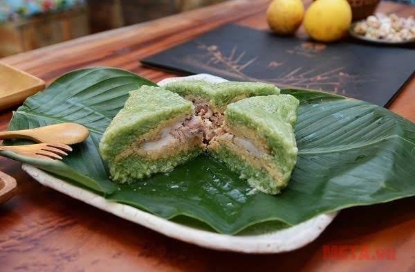 Muốn bánh chưng xanh đẹp, điều quan trọng nhất chính là lá dong. Nên chọn lá to vừa, bản rộng, màu xanh đậm tự nhiên, không quá non cũng không quá già.