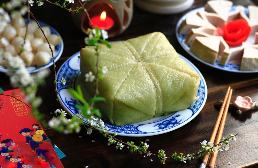 Một mẹo nhỏ nhưng rất hiệu quả là cho một ít muối hạt vào nồi nước luộc.