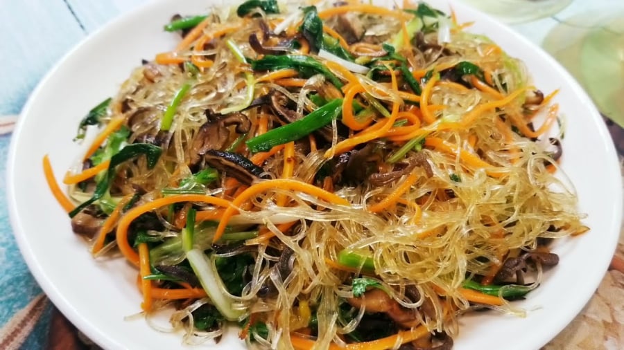 Luôn giữ lửa vừa đến lớn, không xào lửa nhỏ quá lâu vì miến sẽ ra nước và bết lại.    