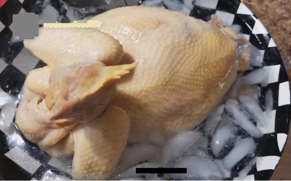 Ngâm gà vào nước đá