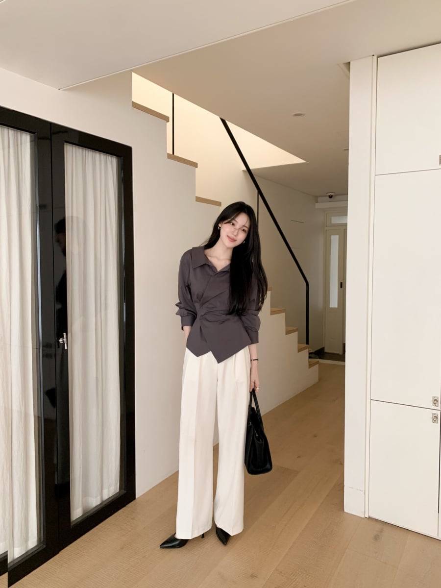 Những thiết kế có chi tiết nhấn tại phần eo đang trở lại mạnh mẽ nhờ khả năng cải thiện tỷ lệ cơ thể một cách tinh tế.