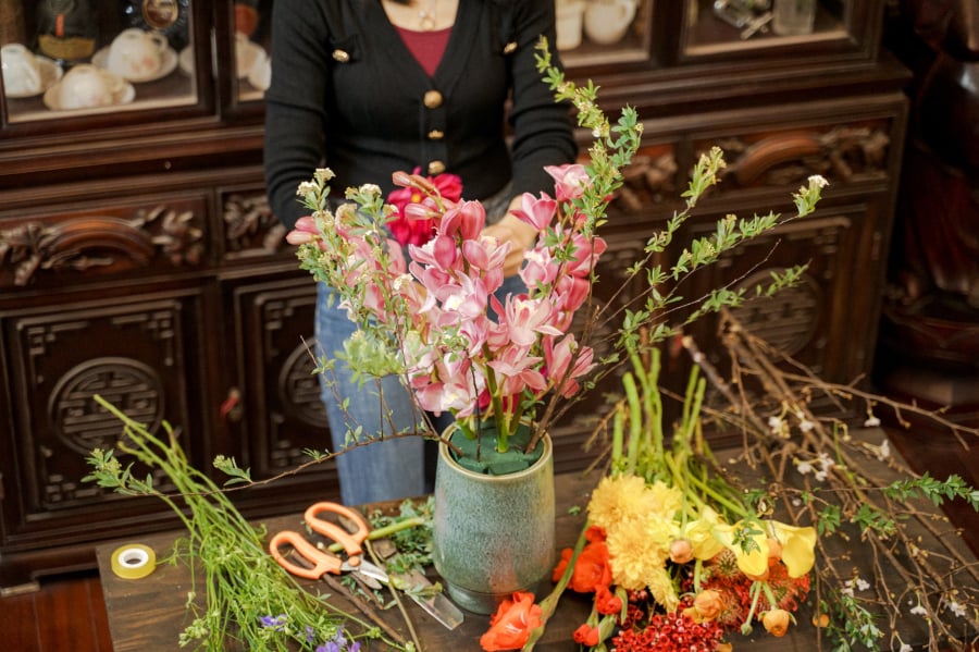 Nhắc đến hoa Tết, hoa đào luôn đứng đầu danh sách, đặc biệt ở miền Bắc. Sắc hồng của hoa đào tượng trưng cho sự sinh sôi, khởi đầu mới và nguồn năng lượng tươi sáng.