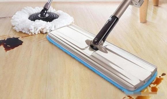 Với những khu vực có nhiều vết dầu mỡ hoặc bụi bẩn cứng đầu, có thể thêm một ít nước cốt chanh vào nước lau sàn.