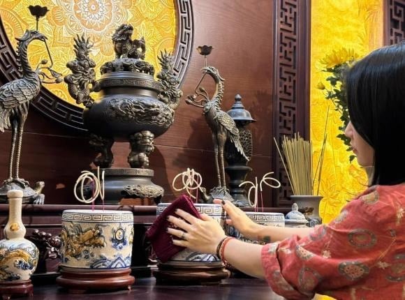 Việc rút tỉa chân nhang cần thực hiện nhẹ nhàng, từ tốn, thường để lại số lẻ như 3, 5 hoặc 7 chân nhang trong bát hương.    