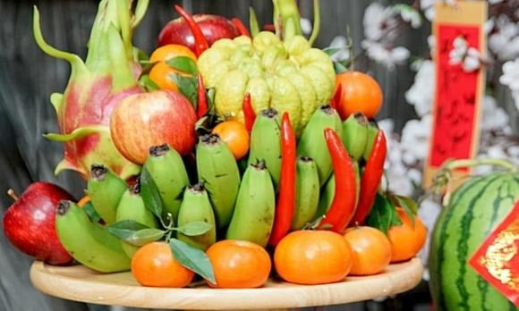 Trong mâm ngũ quả, nải chuối thường được đặt phía dưới làm “bệ đỡ”, nâng và ôm trọn các loại quả khác.