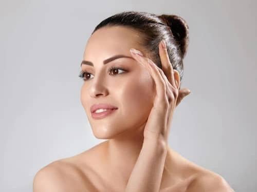 Sử dụng sản phẩm làm sạch phù hợp với loại da sẽ giúp loại bỏ bụi bẩn mà không làm mất đi độ ẩm tự nhiên.