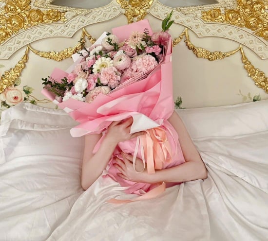 Động thái này nhanh chóng làm dấy lên nghi vấn người đẹp đang có mối quan hệ hẹn hò.