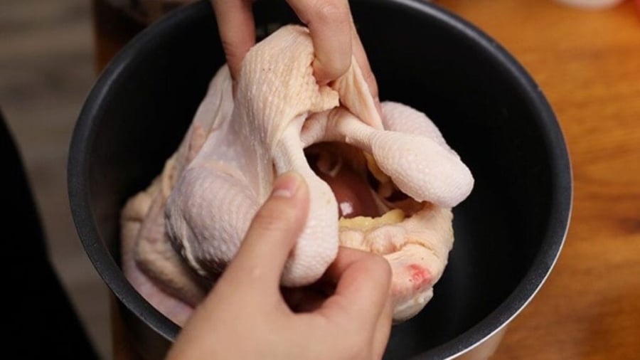 Bí quyết nằm ở việc điều chỉnh nhiệt độ và xử lý gà đúng cách ngay từ đầu.