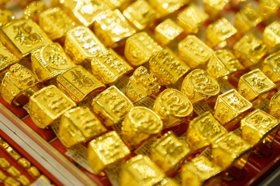 Giá vàng thế giới ngày 14/2/2026 ghi nhận diễn biến đảo chiều mạnh trong phiên cuối tuần, bật tăng trở lại sau nhịp điều chỉnh trước đó.    