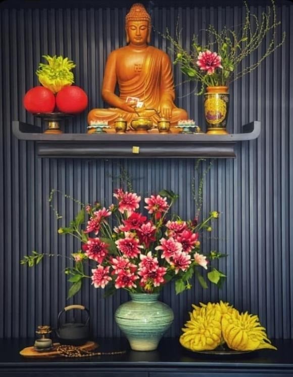 Khi sử dụng hai lọ hoa, gia chủ có thể đặt đối xứng hai bên ban thờ, còn mâm ngũ quả đặt ở vị trí trung tâm phía trước bát hương.