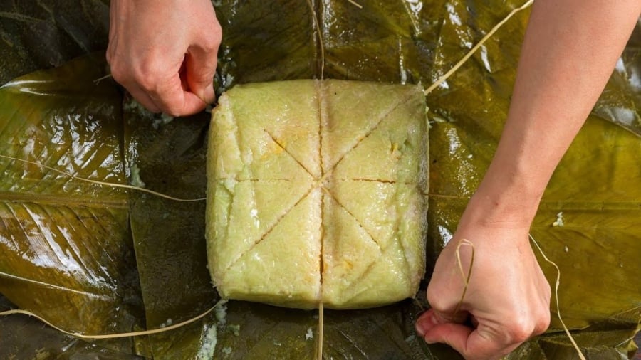 Đây là phương pháp quen thuộc, tận dụng chính phần lạt buộc bánh nên rất tiện lợi.