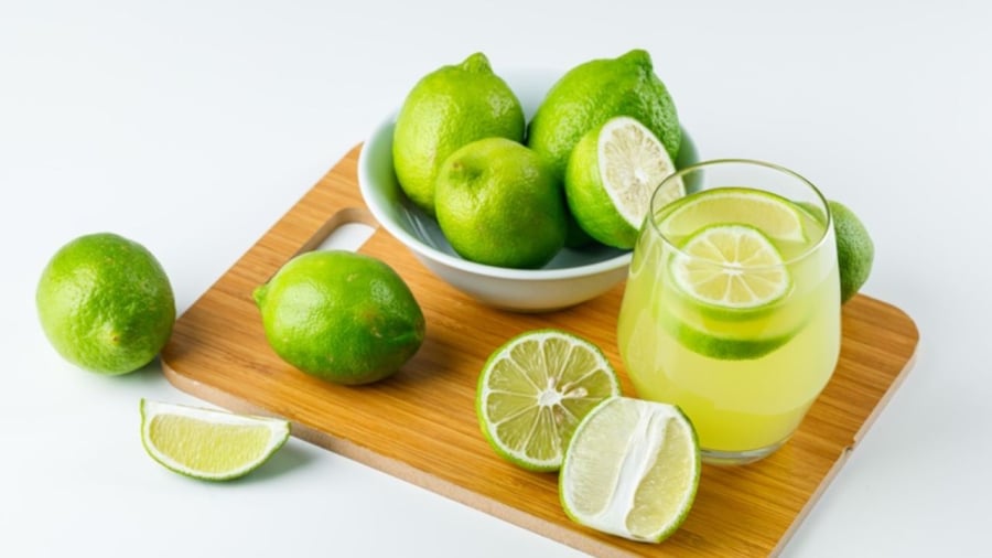 Nước chanh có tác dụng kích thích tiêu hóa, giúp giảm đầy hơi, khó tiêu.