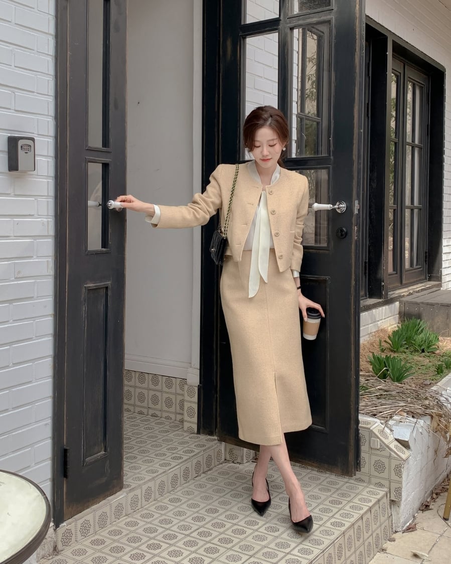 Thay vì chọn các món đồ có cùng một tông giống hệt nhau, nên tạo độ lệch nhẹ giữa các gam be để tổng thể có chiều sâu. 