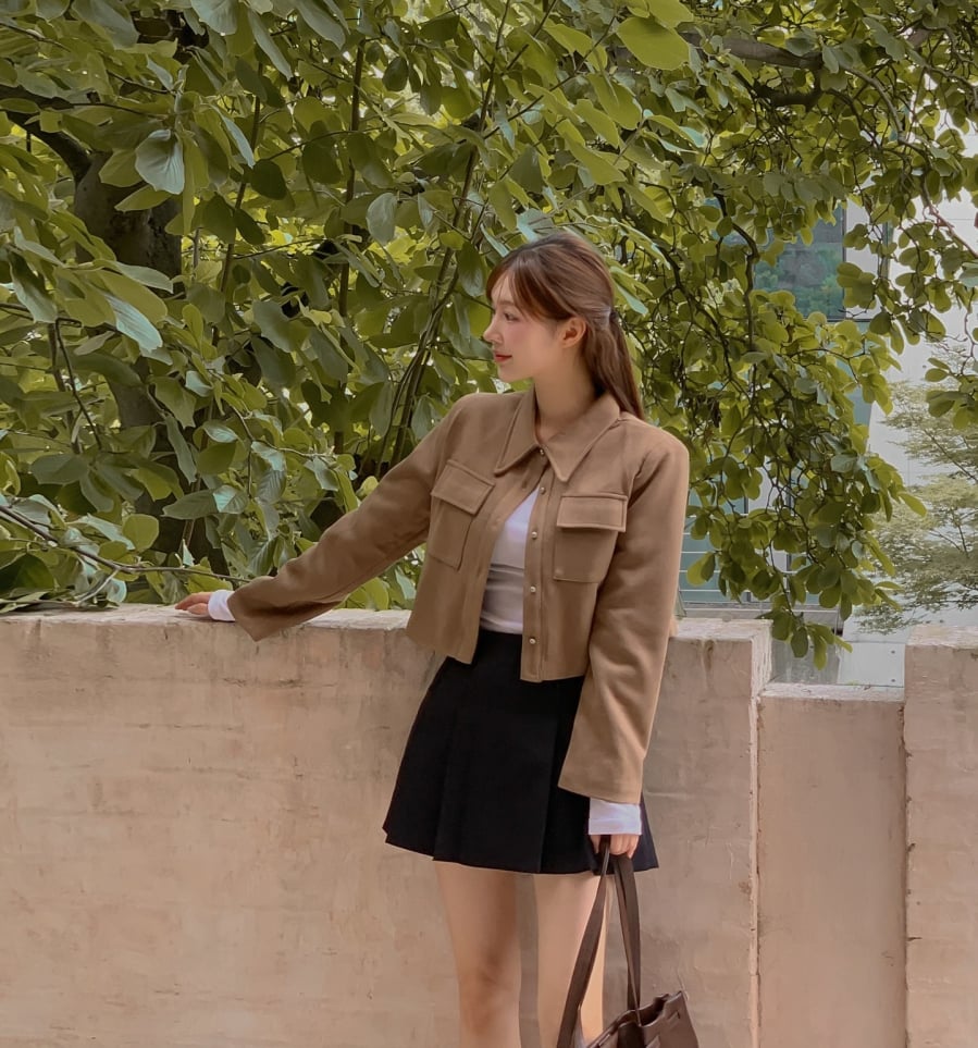  Nếu be mang đến sự mềm mại thì đen tạo điểm nhấn sắc sảo, giúp tổng thể có chiều sâu và cá tính rõ rệt hơn. 