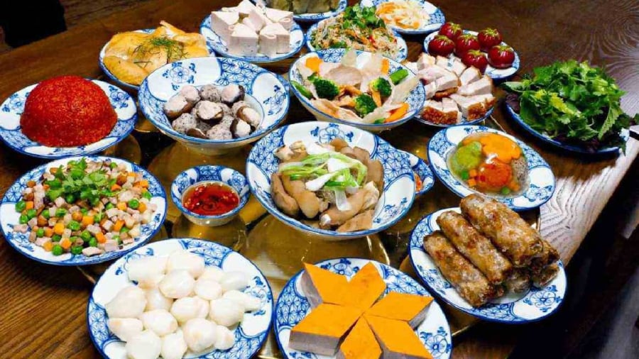 Vào ngày mùng 1 Tết Nguyên đán, gia chủ có thể dâng mâm cỗ cúng lên thần linh, tổ tiên.