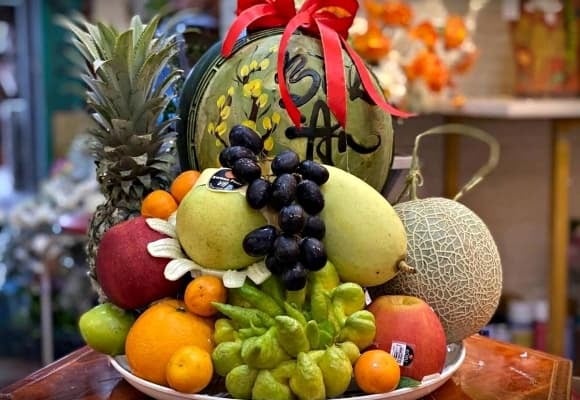 Những loại quả có hình dáng gai góc hoặc mùi hương đậm như mít, sầu riêng thường không được khuyến khích dâng cúng.