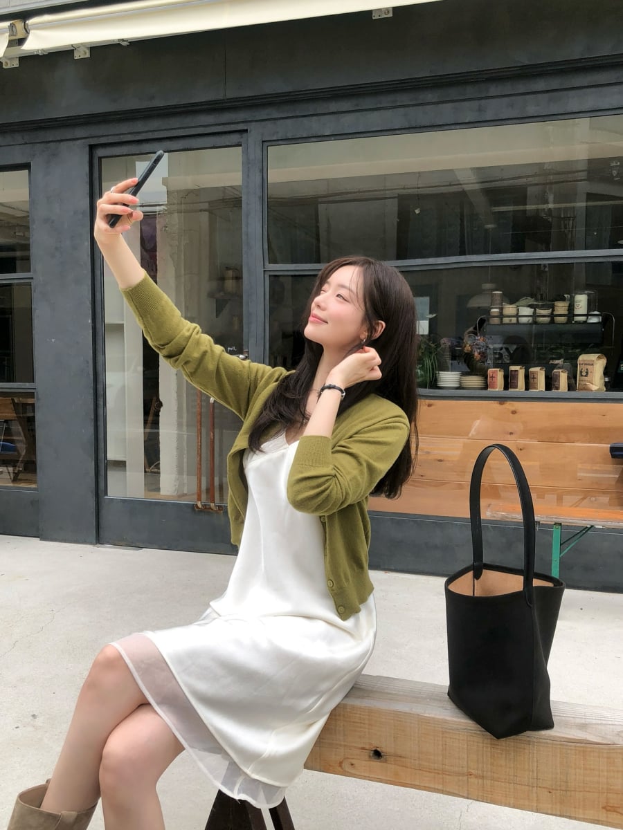 Váy trơn hoặc váy họa tiết nhỏ đều có thể kết hợp tốt với cardigan màu trung tính như be, kem hoặc xám nhạt để giữ sự hài hòa.