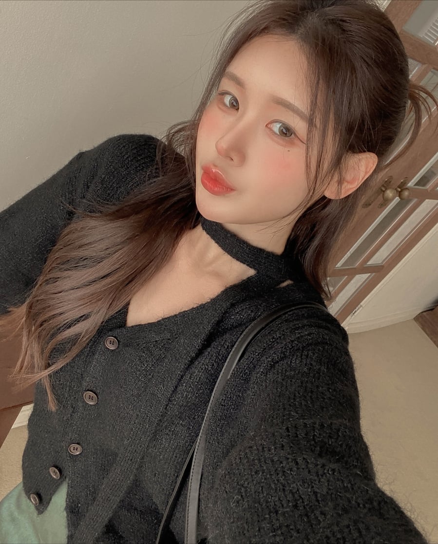  Có thể uốn xoăn nhẹ phần đuôi để tăng độ bồng bềnh hoặc tết nhỏ một lọn tóc trước khi buộc để tạo điểm nhấn tinh tế.