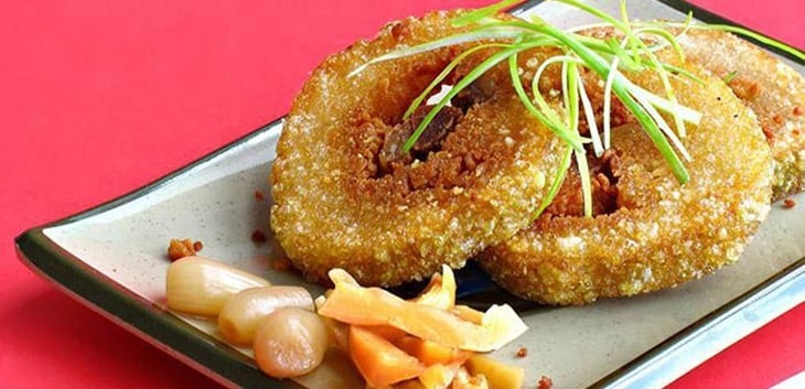 Trước khi cho bánh vào, hãy láng một lớp dầu mỏng và làm nóng chảo.