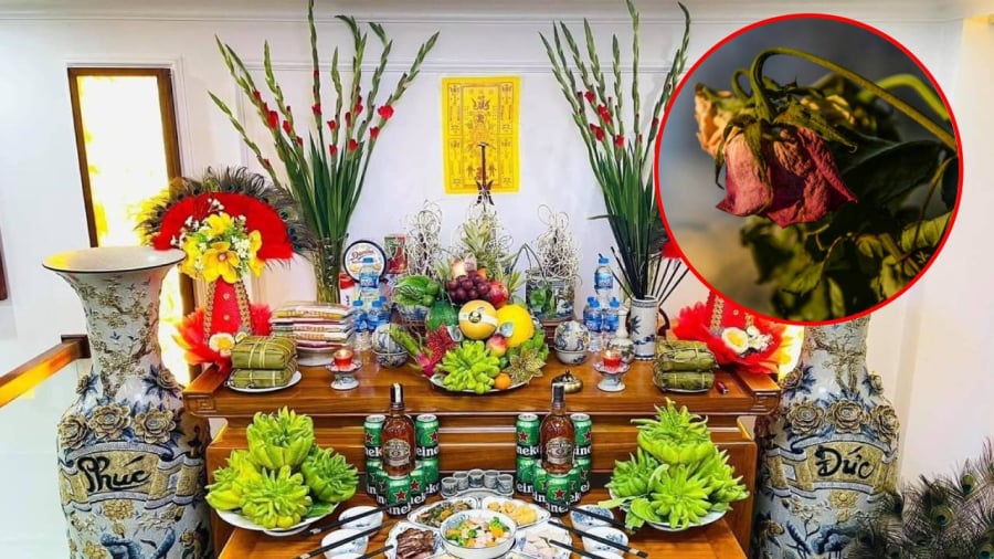 Khi hết Tết, gia chủ cần phải bỏ hết hoa héo xuống khỏi bàn thờ.