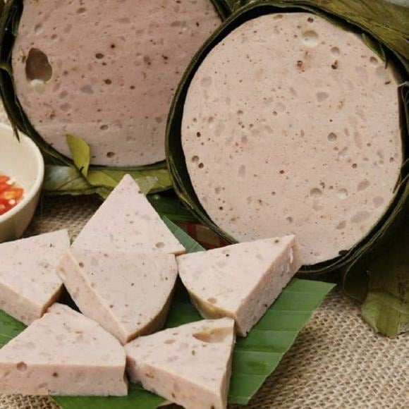 Sau khi mua về, nếu chưa dùng ngay, bạn nên giữ nguyên bao bì và đặt giò lụa vào ngăn mát tủ lạnh ở nhiệt độ khoảng 5–8 độ C.