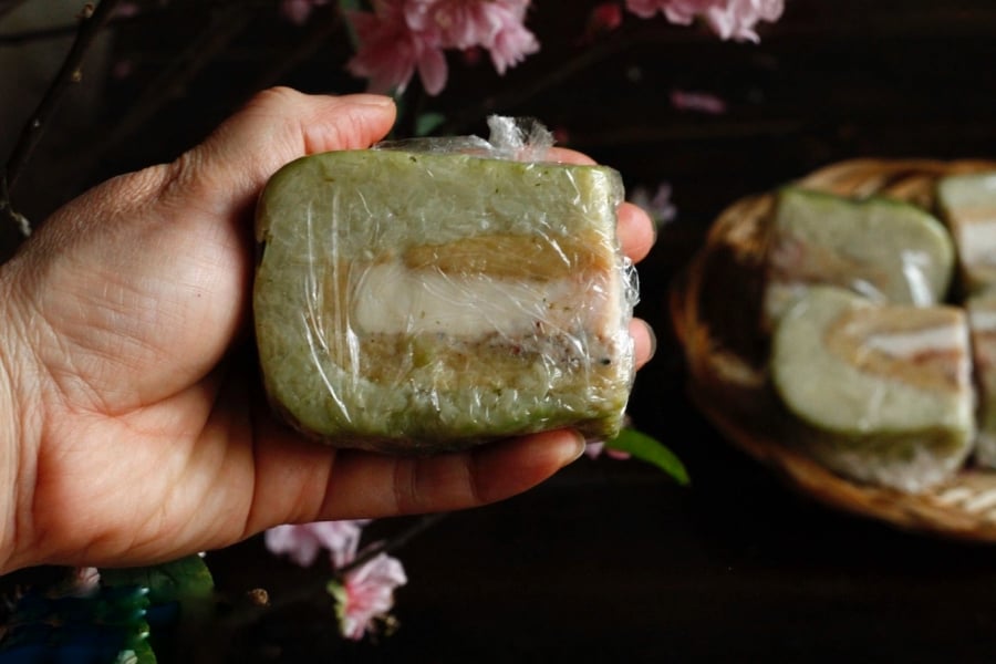 Ở nhiệt độ phòng, đặc biệt tại khu vực khí hậu nóng như miền Nam, bánh có thể chua sau 2–3 ngày. Ở miền Bắc trời lạnh hơn, thời gian có thể kéo dài 5–7 ngày, nhưng hiếm khi vượt quá một tuần nếu không có biện pháp hỗ trợ.