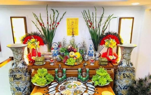 Hoa tươi là lễ vật quen thuộc trên bàn thờ dịp Tết, thể hiện sự thành kính của gia chủ. 