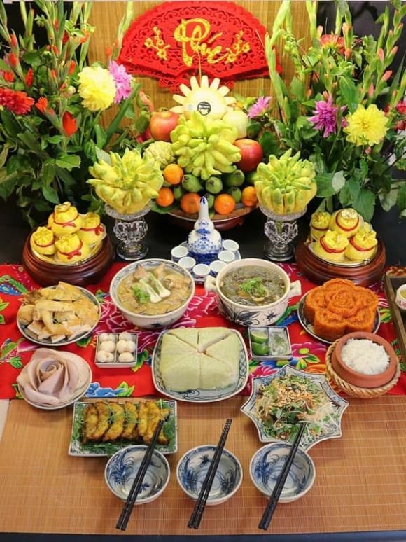 Bàn thờ nên được bày biện bằng lễ vật thật, thể hiện sự chu đáo và tôn kính. 