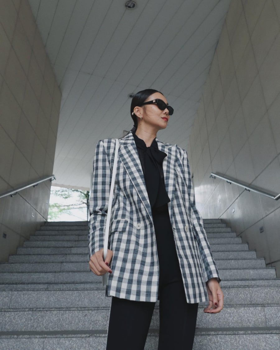 Blazer là một trong những món đồ quan trọng giúp tạo nên vẻ ngoài chỉn chu và hiện đại, và đây cũng là item được Phạm Thanh Hằng tận dụng thường xuyên vào mùa đông xuân.