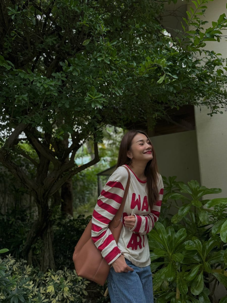 Sự tối giản trong màu sắc và thiết kế giúp bộ trang phục giữ được tính hiện đại